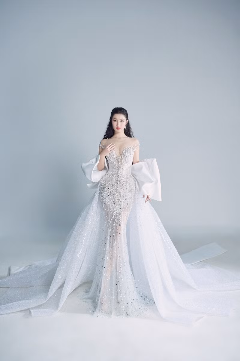 NTK Anh Thư chia sẻ thêm: “Ngọc Phương Đông cũng toát lên tinh thần chiến đấu mãnh liệt của đại diện Việt Nam khi ví nhan sắc rực rỡ trong trẻo của Phương Nhi tựa như viên ngọc quý được đưa đến Miss International 2023 để chinh phục chiếc vương miện danh giá”.