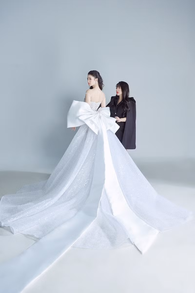 Sau National Costume, Phương Nhi tiếp tục lựa chọn sắc trắng cho trang phục chung kết. Không thể phủ nhận, màu trắng làm tôn lên vẻ đẹp trong sáng, nhẹ nhàng và làn da trắng sáng của nàng hậu.