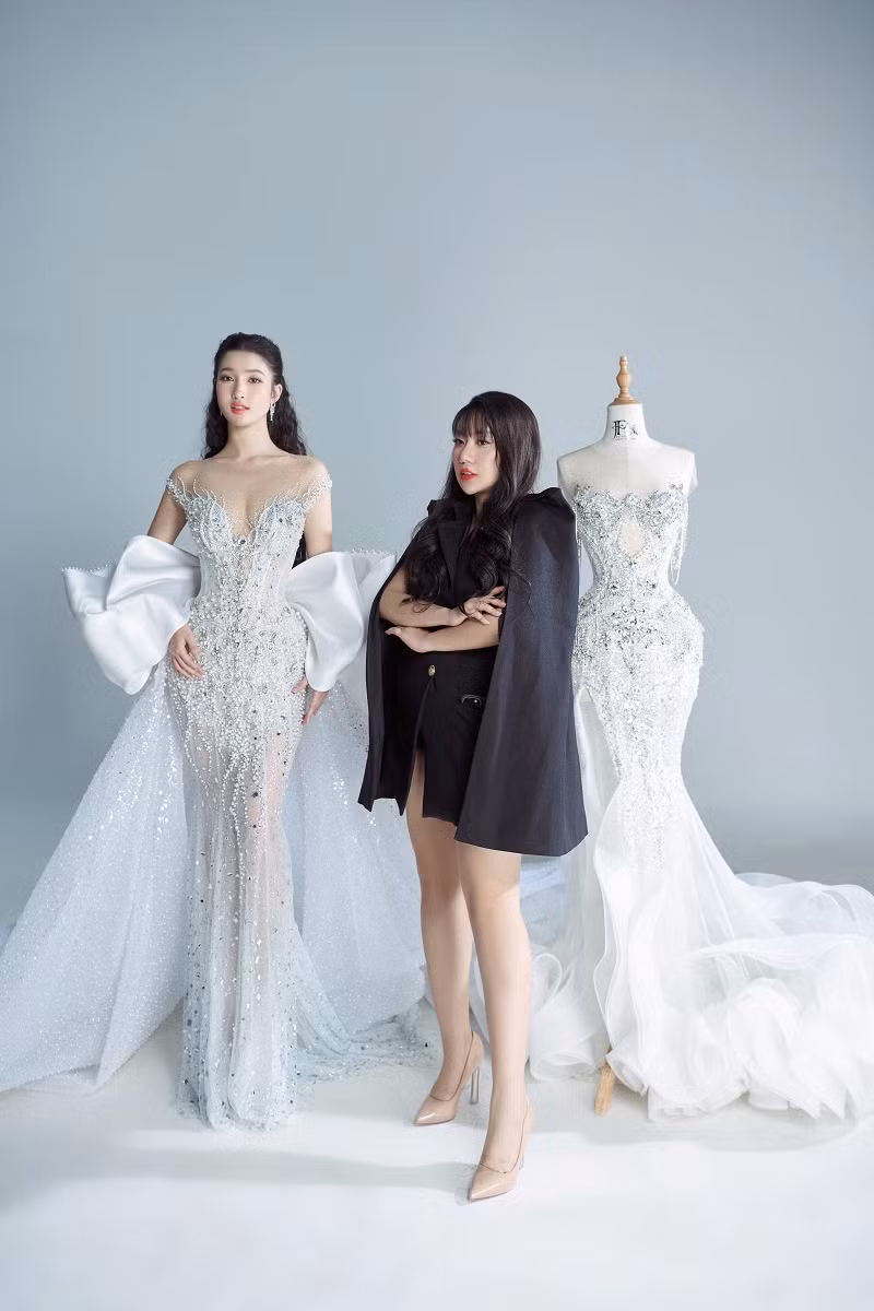 Á hậu Phương Nhi vừa hé lộ đã chuẩn bị hai thiết kế cho đêm chung kết Miss International 2023. Hai trang phục mang tên “Ngọc Phương Đông” và “Thanh Vân” do nhà thiết kế Phạm Đăng Anh Thư thực hiện.