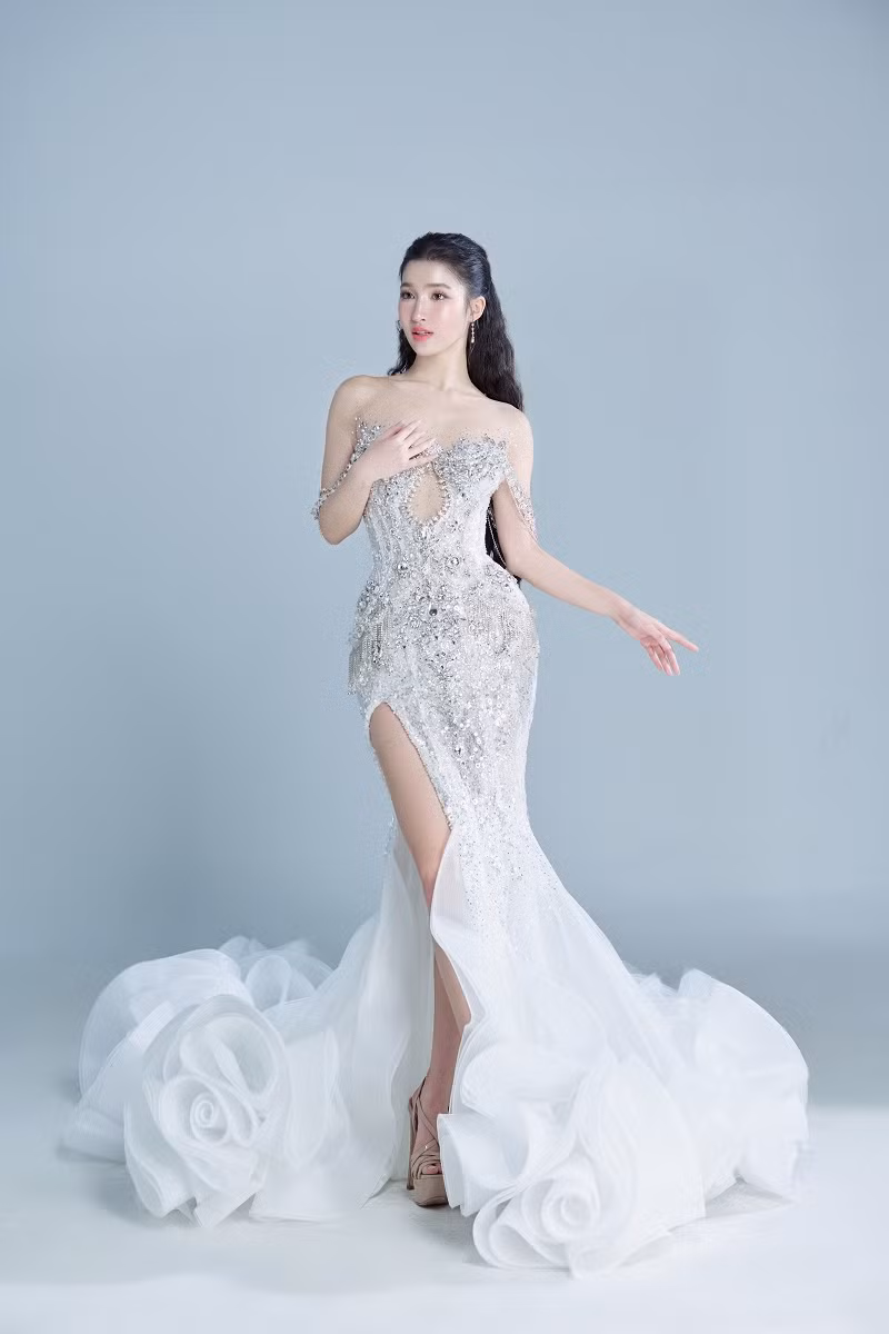 Chi tiết đính kết tỉ mỉ ở ngực và chuỗi trang sức trễ vai tạo điểm nhấn đặc biệt lấp lánh giúp nàng hậu tỏa sáng trên sân khấu.