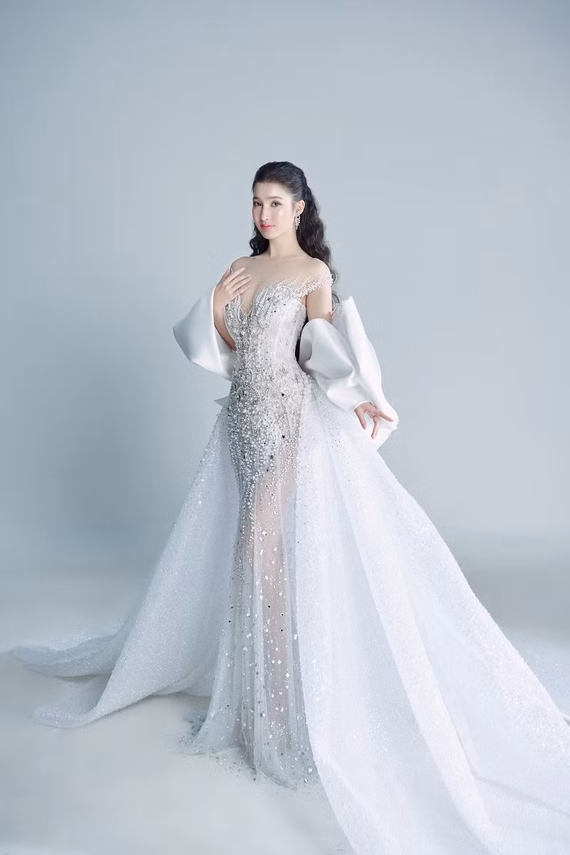 Ngọc Phương Đông mang vẻ tương phản hoà hợp thú vị giữa hiện đại - cổ điển trong kiểu dáng, phối hợp trong - đục của chất liệu, mềm - khối trong thiết kế, lấp lánh - bóng mờ của ngọc và đá chắc chắn sẽ tạo được dấu ấn mạnh mẽ cho Phương Nhi tại đêm chung kết.