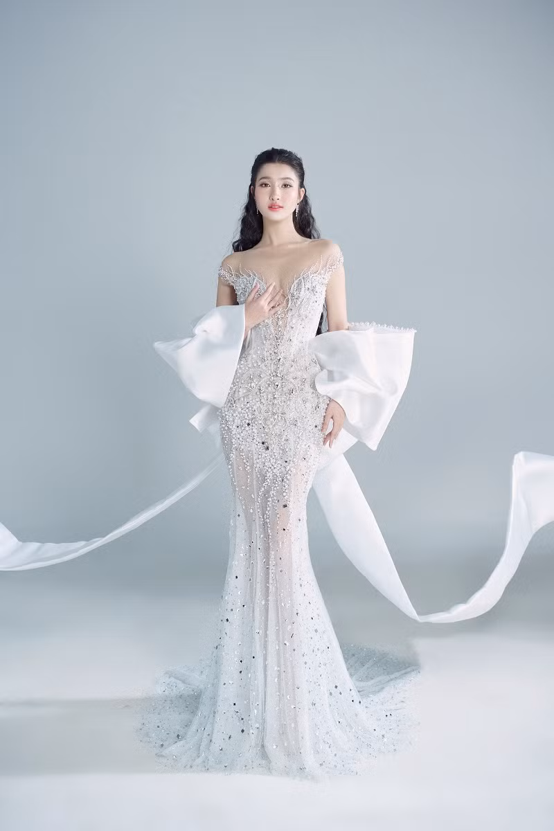 Ngọc Phương Đông là tác phẩm kỳ công dành cho Phương Nhi chinh chiến tại Miss International 2023. Nhà thiết kế Phạm Đăng Anh Thư tiết lộ, Ngọc Phương Đông được ví như một toà châu báu được dát lên sắc vóc của nàng công chúa đến từ Phương Đông. Thiết kế được đính kết lộng lẫy mà vẫn thanh thoát khi pha phối ngọc trai và hàng ngàn viên đá Swarovski bung toả trên dáng váy đuôi cá xuyên thấu khoe dáng thanh mảnh, cùng tùng váy xoè bồng lấp lánh phía sau biến nàng hậu thành một cô công chúa yêu kiều. Đặc biệt, chiếc nơ 8 cánh bằng lụa Mikado cao cấp được nhấn nhá như một dải choàng tinh tế duyên dáng, cũng gợi nhớ đến nốt thắt trên Obi truyền thống trang trọng của Kimono, biểu tượng Nhật Bản.