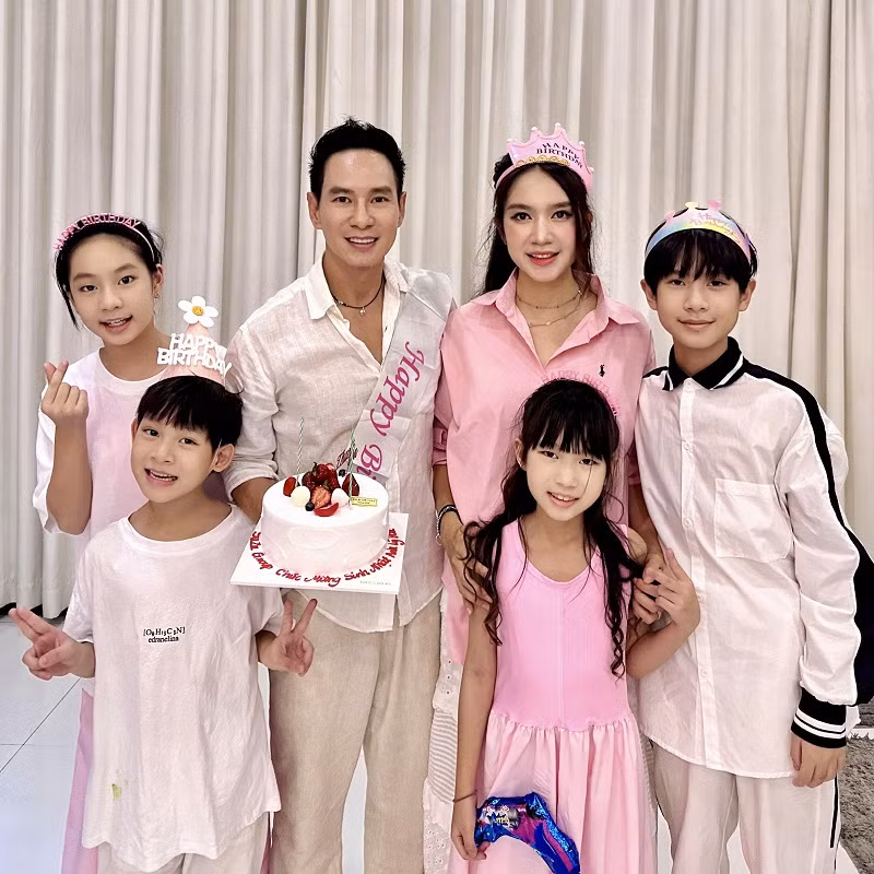 Mới đây, Lý Hải hạnh phúc đón sinh nhật bên vợ và 4 con.