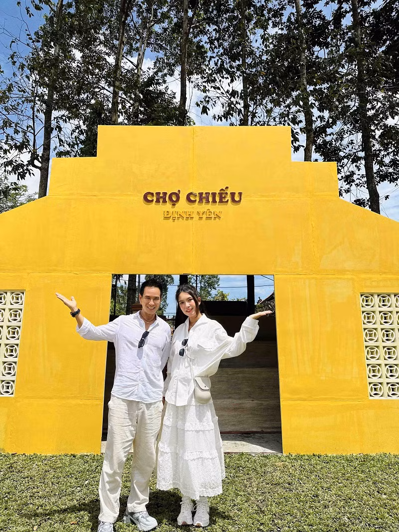 Có rất nhiều khán giả quan tâm và muốn được tham quan bối cảnh của phim “Lật mặt 6”. Ngoài việc phục dựng lại làng chiếu, tu bổ lại Đình Thần Định Yên, địa phương cũng cho dựng lại một số bối cảnh trong phim để khách du lịch có thể tham quan.