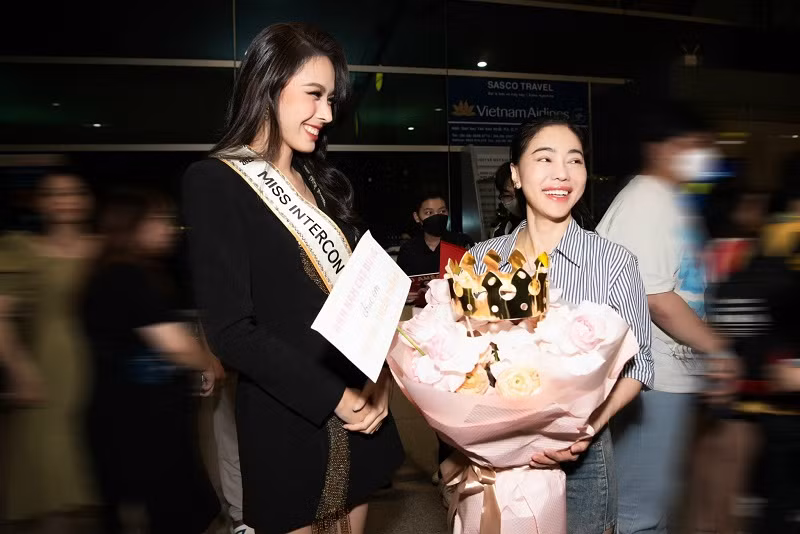 Ngọc Hằng rạng rỡ bên "bà trùm hoa hậu" Phạm Kim Dung.