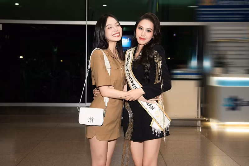 Ngoài ra, Ngọc Hằng còn nhận được sự ủng hộ và lời chúc từ dàn hậu thân thiết: Đoàn Thiên Ân, Huỳnh Thị Thanh Thủy và Huỳnh Minh Kiên.