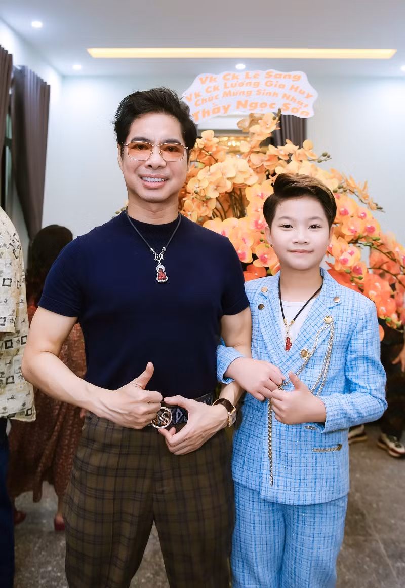 Vào đúng dịp sinh nhật, “ông hoàng nhạc sến” Ngọc Sơn đã làm lễ khánh thành nhà từ đường tại quê nhà Tam Hải, Núi Thành, Quảng Nam. Đây là công trình được nam danh ca dốc nhiều tâm huyết, sức lực, tự tay gánh vác mọi chi phí cũng như thiết kế, sắm sửa đồ đạc nội thất.