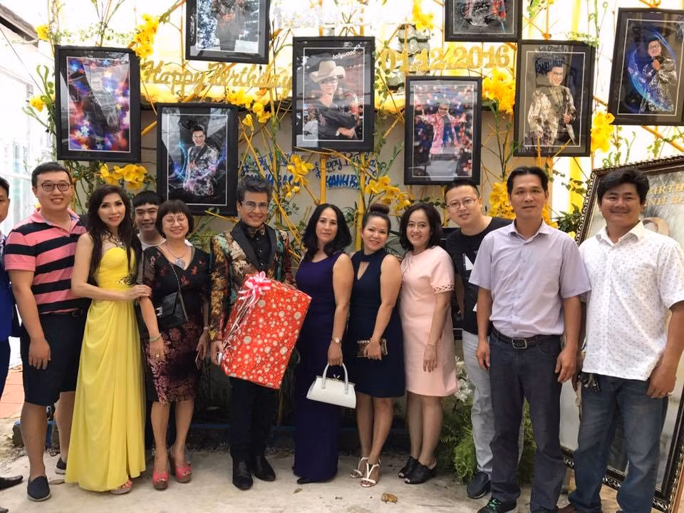 Nam MC chụp hình kỉ niệm cùng bạn bè và người thân.