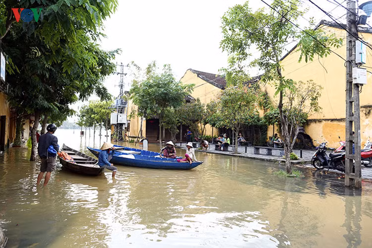 Bến đò tạm vừa mới lập trên ngã 4 Hoàng Văn Thụ- Nguyễn Thái Học.