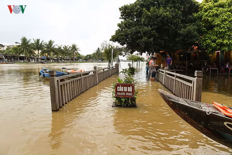 Cầu đi bộ ở khu vực chùa Cầu.
