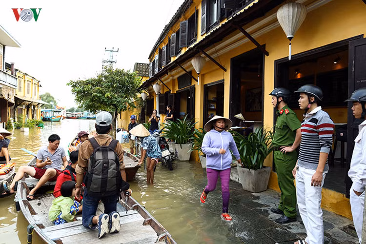 Sau khi có thông báo thủy điện tiếp tục xả lũ, lực lượng chức năng yêu cầu chủ các phương tiện phải trang bị áo phao cho khách.