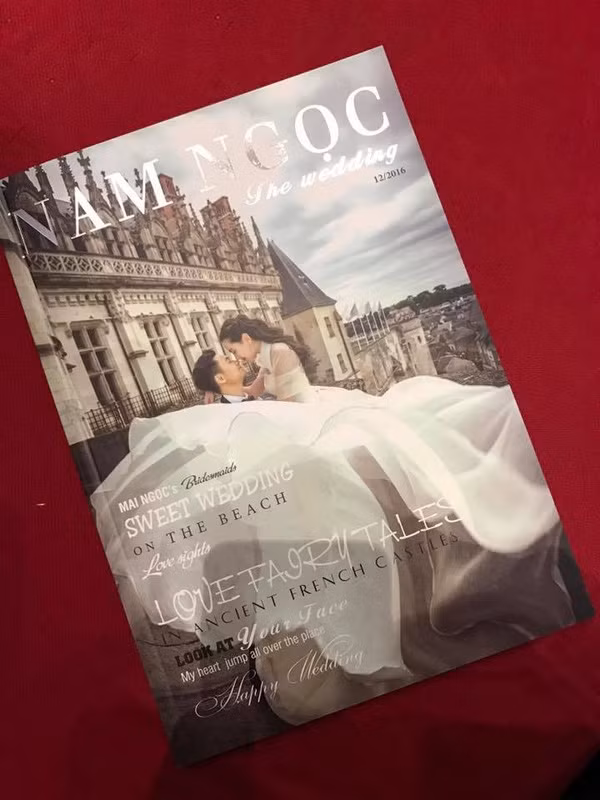 Món quà kỷ niệm mà vợ chồng Mai Ngọc dành tặng quan khách: album cưới được thiết kế dưới dạng một cuốn tạp chí.