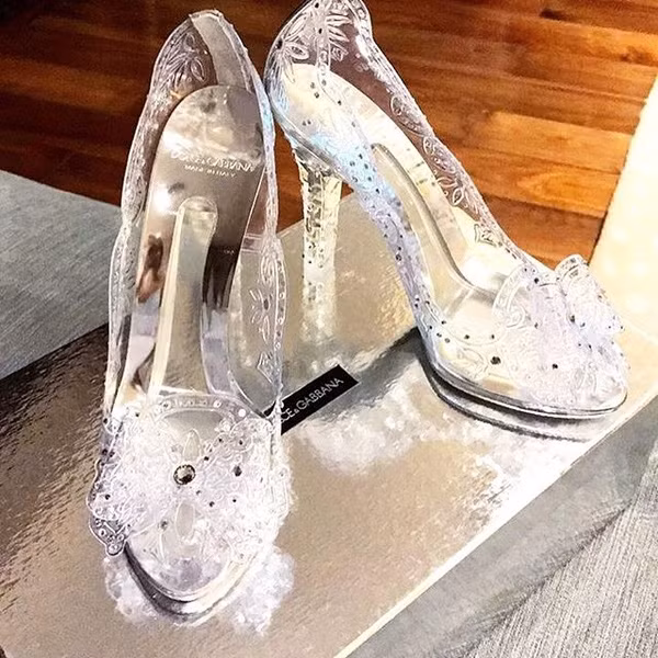 "Đôi hài Lọ Lem" Dolce &amp; Gabana được dự đoán sẽ đồng hành cùng công chúa - cô dâu xinh đẹp trong lễ cưới.