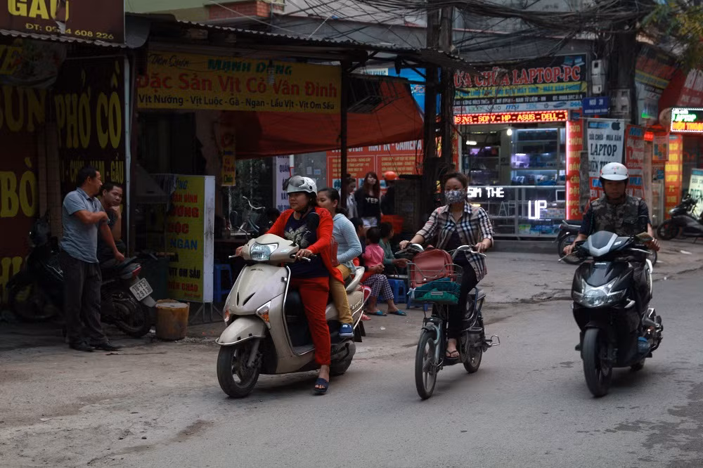 Anh Hiệu, một người dân sống tại khu Đình thôn chia sẻ: "Tôi thấy dự báo thời tiết bảo hôm nay có gió mùa đông bắc nên mang theo một chiếc áo khoác đi làm nhưng chẳng cần dùng đến."