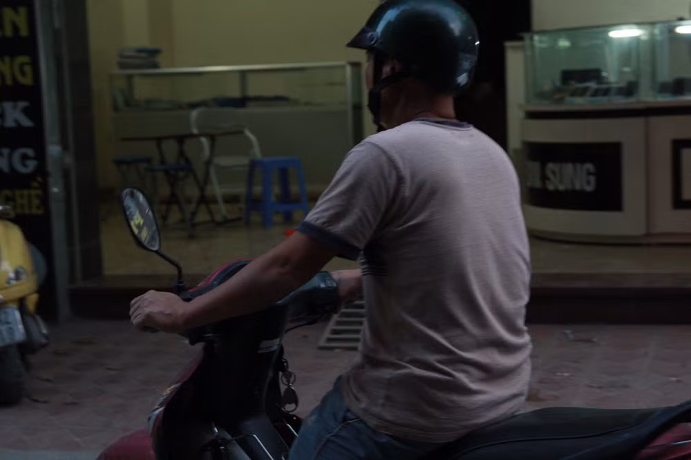 Chính vì thế nhiều người dân ra đường với chiếc áo phông cộc tay...
