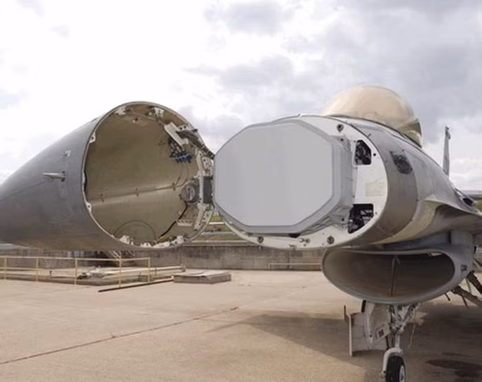Điểm nhấn trên chiếc F-16V Viper đó là máy bay được trang bị radar mảng pha quét chủ động AESA AN/APG-83 thế hệ mới nhất của Mỹ với tính năng cực kỳ ưu việt.