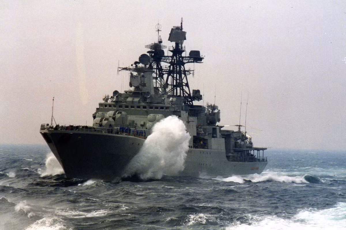 Đô đốc Tributs và Vingradov thuộc lớp tàu chống ngầm cỡ lớn Project 1155 Fregat (NATO định danh là Udaloy). Chúng được xem là một trong những tàu chiến chuyên nhiệm chống tàu ngầm lớn nhất trên thế giới hiện nay. Chúng cùng được chế tạo dưới thời Liên Xô.