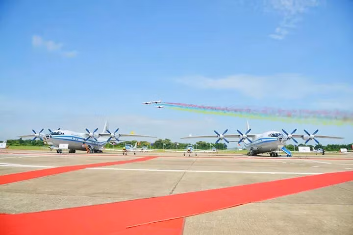 Hai chiếc Y-8 mà Myanmar nhận lần này thuộc phiên bản mới Y-8F-200 với một số sửa đổi ở khung thân.