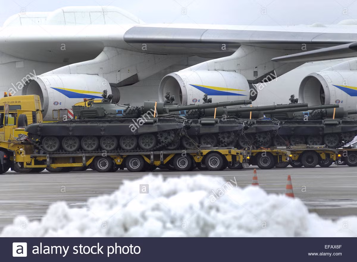 An-225 đã nhiều lần được sử dụng để vận chuyển những vật thể lớn như đầu xe lửa, máy phát điện và tất nhiên là cả phương tiện quân sự như xe bọc thép, xe tăng đi khắp thế giới. Ảnh: Xe tăng T-72M1 được một chiếc An-225 không vận.