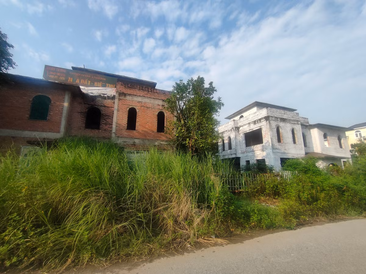 Khu đô thị Nam An Khánh. Khu đô thị Nam An Khánh nằm cạnh Đại Lộ Thăng Long, cách trung tâm thành phố khoảng 10km, được cấp phép đầu tư năm 2004 với hàng trăm căn biệt thự và dự kiến hoàn thành vào năm 2009, tuy nhiên đến nay cũng còn rất nhiều biệt thự bỏ hoang.
