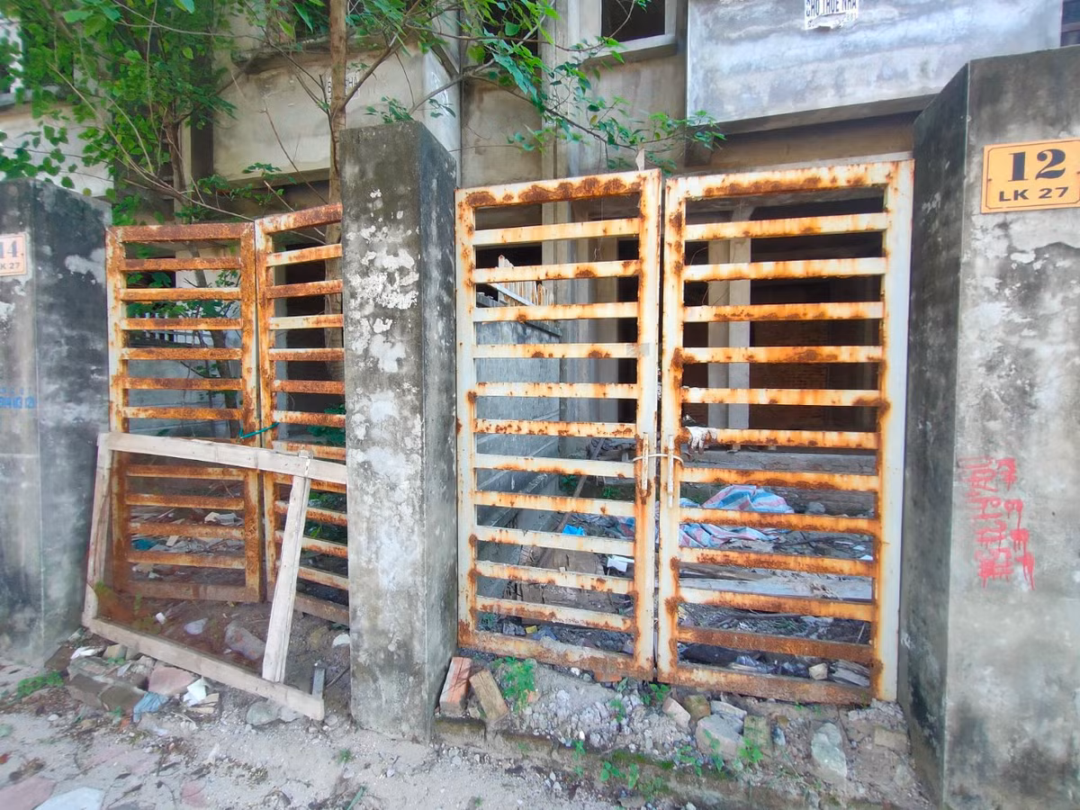 Các căn nhà liền kề đã xuống cấp, hoang tàn.