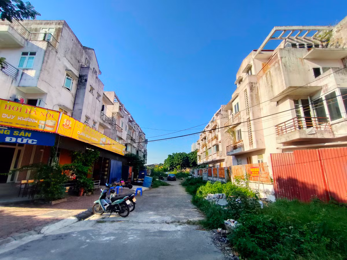 Một số ít căn liền kề có người sinh sống, hoặc kinh doanh một số dịch vụ ăn uống.