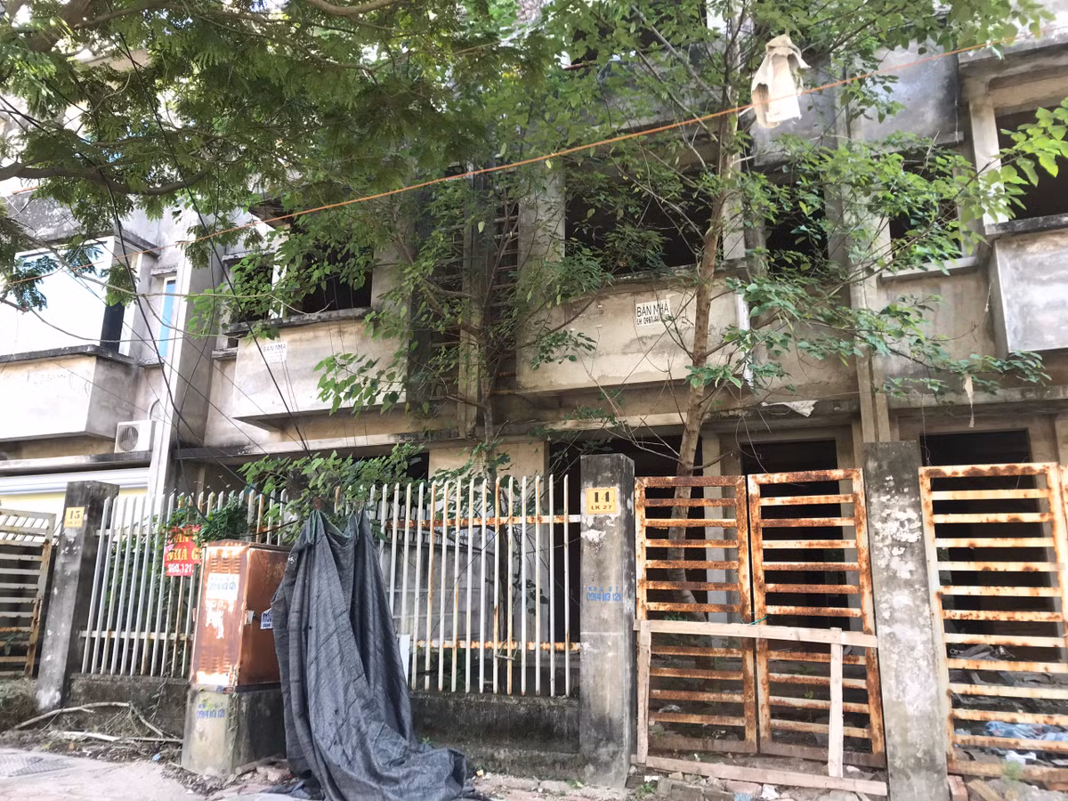 Cánh cửa sắt hoen rỉ, hỏng học của các khu nhà liền kề.