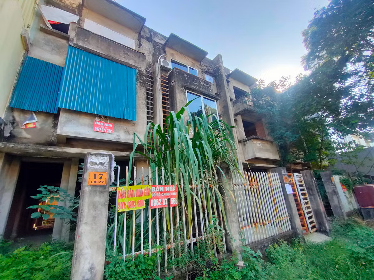 Hang tram nha lien ke cua HUD xuong cap tai KDT Van Canh