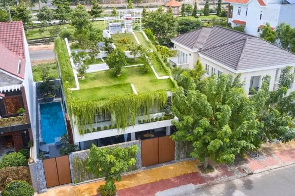 Nhà mái dốc phủ đầy cỏ và cây xanh tươi mát Nha mai doc phu day co va cay xanh tuoi mat
