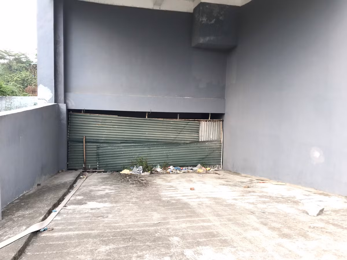 Khu vực xuống hầm tòa nhà được quây tôn kín mít.