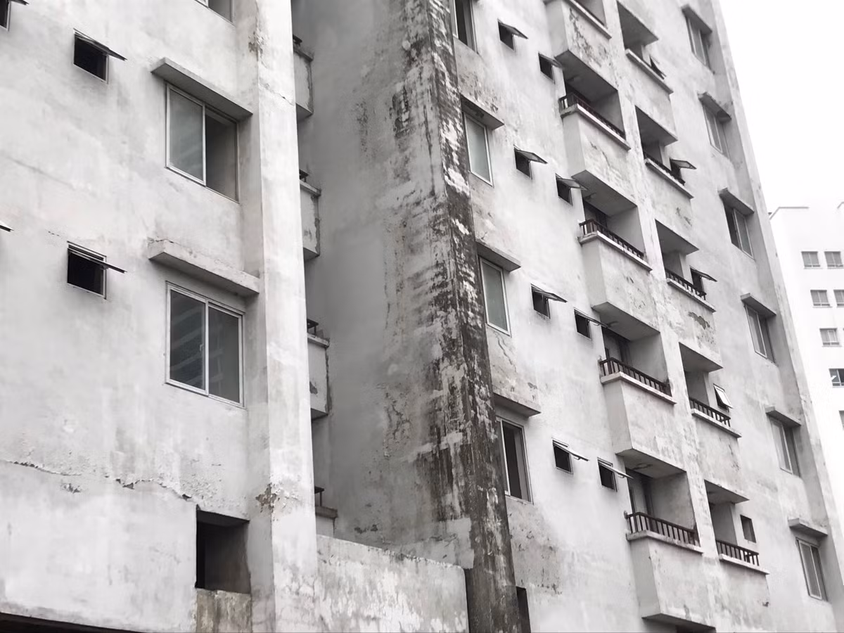 Dự án tái định cư nằm trên "đất vàng" quận Cầu Giấy đang bị rêu mốc, có dấu hiệu xuống cấp.