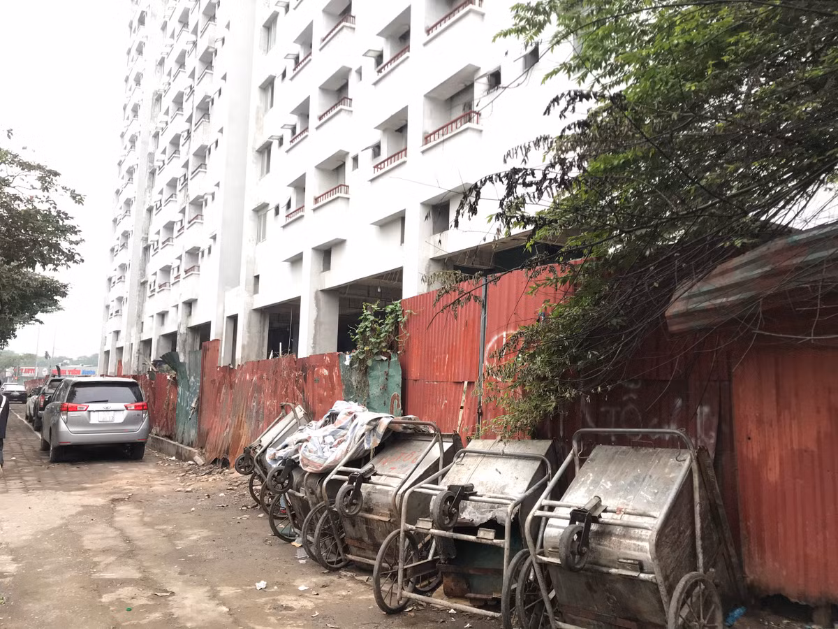 Dù đã được xây dựng hơn 10 năm nhưng tới nay dự án vẫn chưa có người đến ở, được quây tôn kín mít, bên ngoài nhiều xe chở rác vứt lăn lóc, mất vệ sinh.