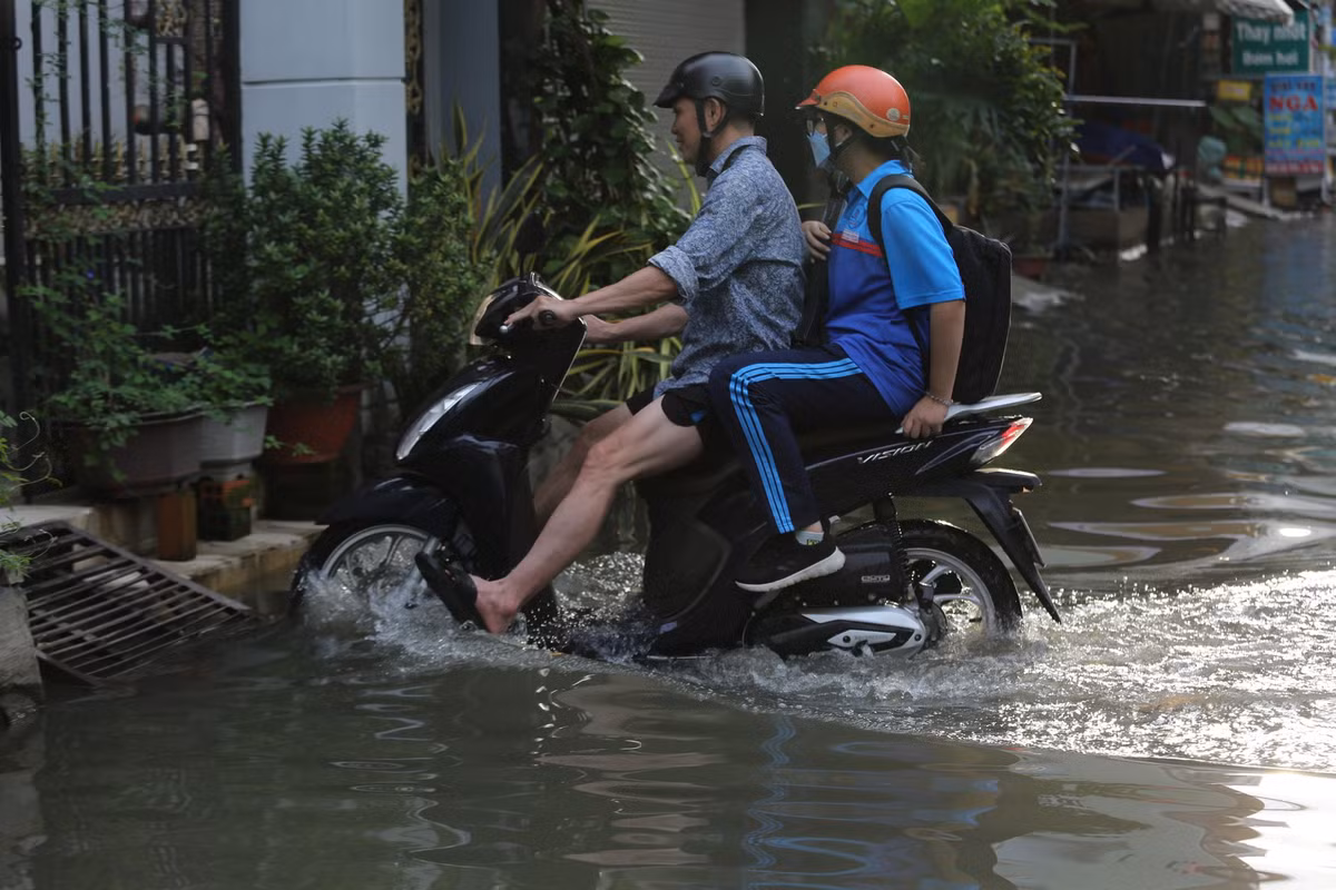 Theo người dân, mỗi đợt triều cường dâng khiến cuộc sống đảo lộn.