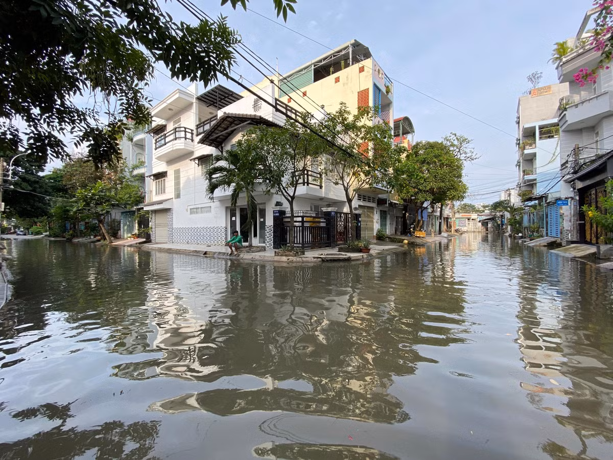 Dự báo đỉnh triều đo được tại trạm Phú An và Nhà Bè có thể lên mức 1,68-1,73m (cao hơn báo động 3 từ 0,08 – 0,13m). Thời gian xuất hiện đỉnh triều từ 5 đến 7 giờ và từ 17 đến 19 giờ.