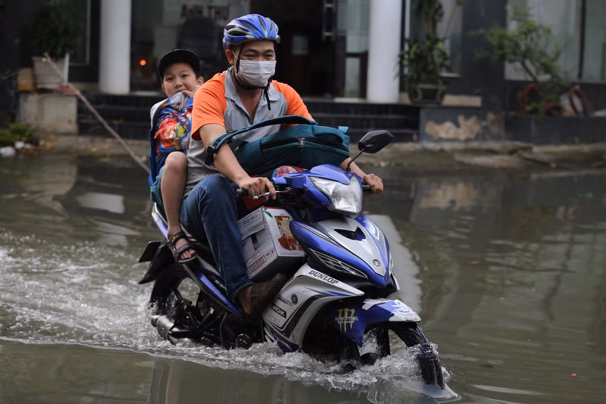 Tại một số khu dân cư trên đường Huỳnh Tấn Phát, quận 7, nước ngập sâu khiến người dân phải rất vất vả khi di chuyển.