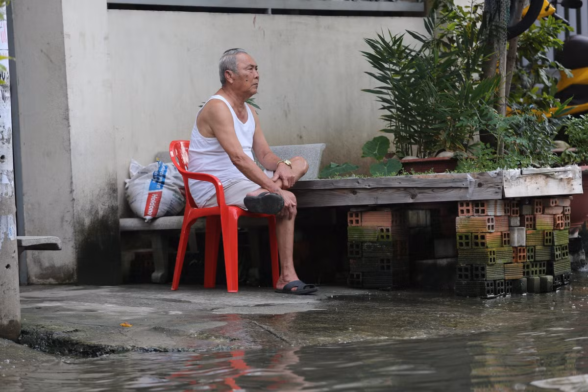 Ông Huỳnh Văn Mè (75 tuổi, nhà ở hẻm 719 Huỳnh Tấn Phát, quận 7) cho biết, bắt đầu từ tháng 8 đến tháng 10 âm lịch, cứ vào đầu tháng và giữa tháng thì người dân ở đây lại sống chung với triều cường. “Nước ngập đến đầu gối, có hôm dâng cao trên đầu gối, tới thềm nhà, cuộc sống bị ảnh hưởng rất nhiều”- ông Mè cho hay.