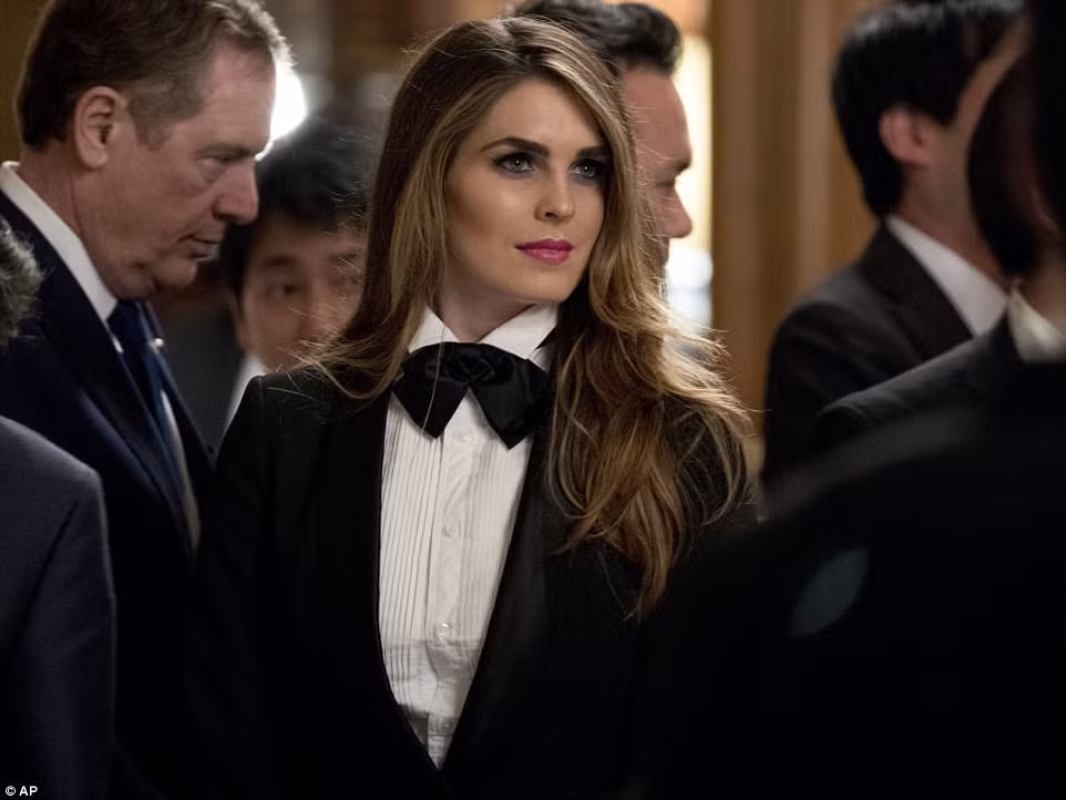 Trong chuyến công du châu Á lần này của ông Trump, ngoài bà Melania, còn một bóng hồng khác có sức thu hút không kém là nữ giám đốc truyền thông của ông Trump - cô Hope Hicks. Nữ giám đốc truyền thông vô cùng xinh đẹp.