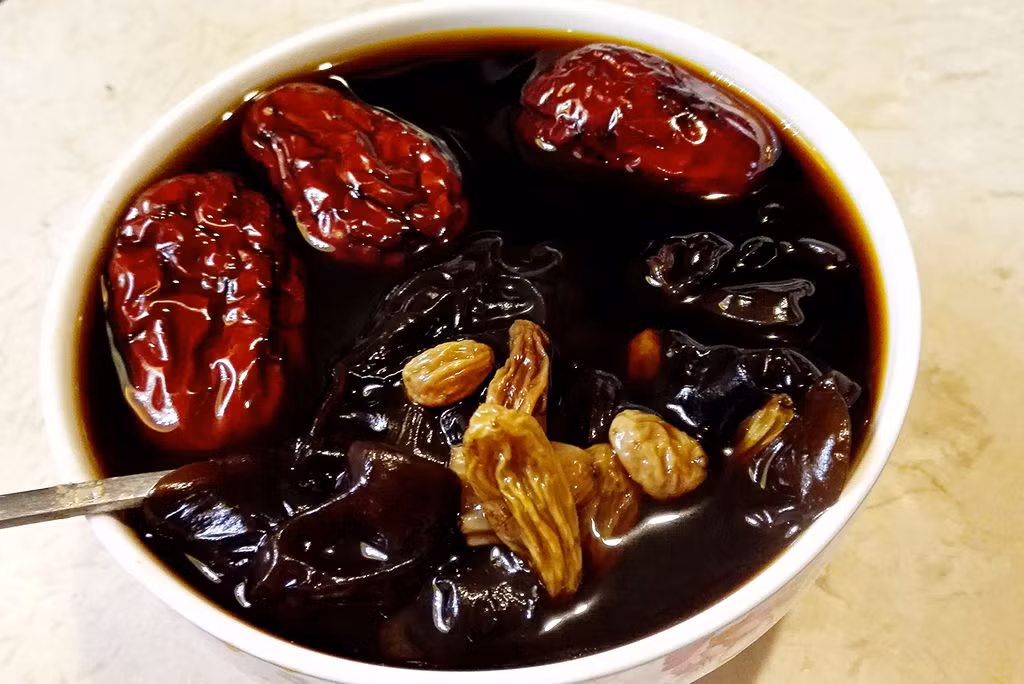 Táo đỏ có tác dụng bổ máu, hòa trung, ích khí, kiện tỳ, nhuận da. Mộc nhĩ đen có thể giúp mịn da, phòng ngừa sự lão hóa của da. Mỗi ngày hai bữa sáng tối ăn món canh này có tác dụng dưỡng da rất tốt. Ảnh: douguo.