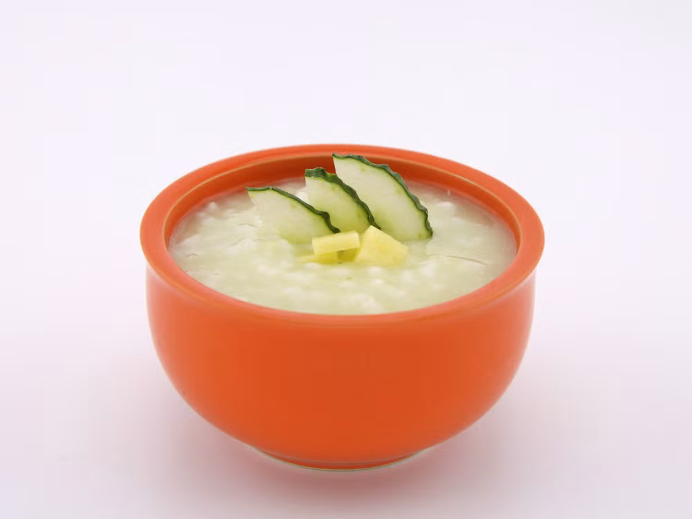 Khoa học hiện đại đã chứng minh, dưa chuột giàu kali, carotene, vitamin C, vitamin B1, vitamin B2, carbohydrate, protein, phốt pho, sắt và các chất dinh dưỡng khác. Thường xuyên ăn cháo dưa chuột sẽ có tác dụng làm trắng da rõ rệt. Ảnh: pcbaby.