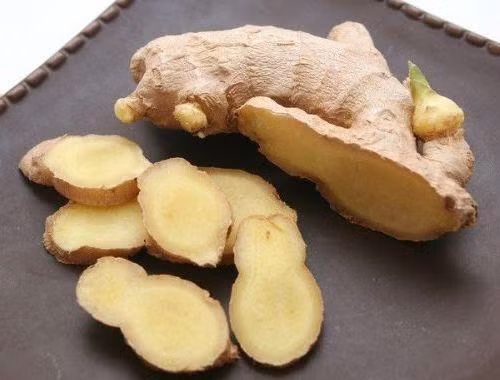 Bảo vệ thận: Ngâm chân bằng nước gừng nóng giúp cơ thể cải thiện tình trạng thiếu máu, tốt cho chức năng của thận. Ảnh: douguo