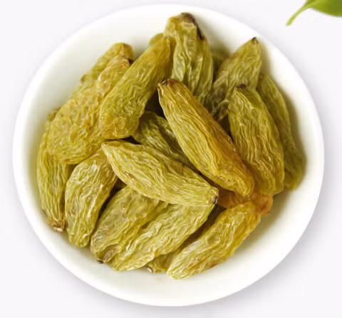 Nước nho khô là loại nước chống oxy hoá có nguồn gốc thiên nhiên và đủ mạnh để giảm sự tích tụ độc tố trong cơ thể. Chỉ cần một ít nho khô với một chút thời gian bạn có thể tự bảo vệ gan của mình một cách tốt nhất. Ảnh: toutiao.