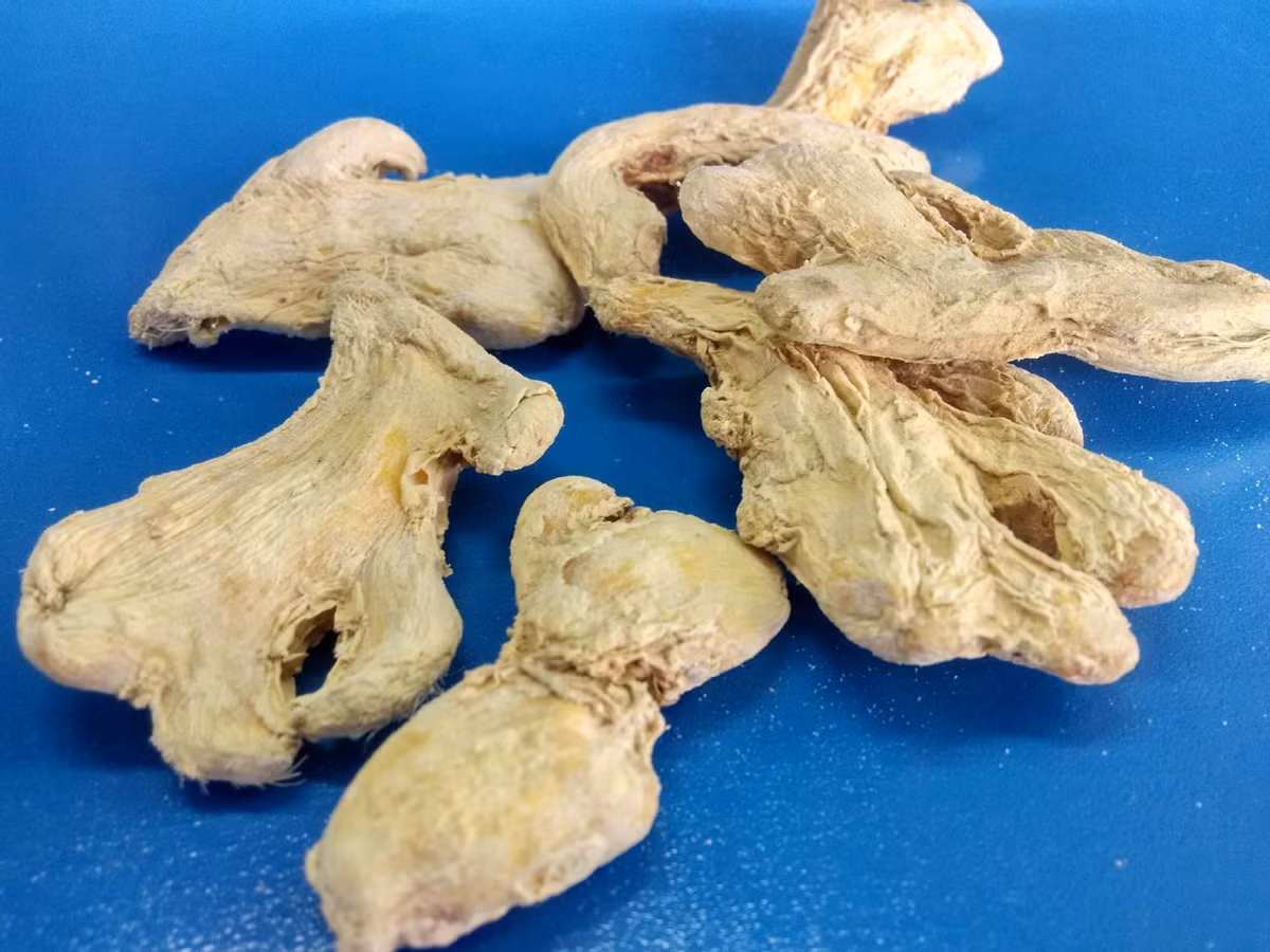  Gừng khô lại có tính nóng, nồng độ cay cao hơn nhiều, dùng gừng khô có thể hồi Dương, ấm phổi, vì thế dùng gừng khô và gừng tươi sẽ mang lại công dụng trị bệnh khác nhau. Ảnh: hc360.