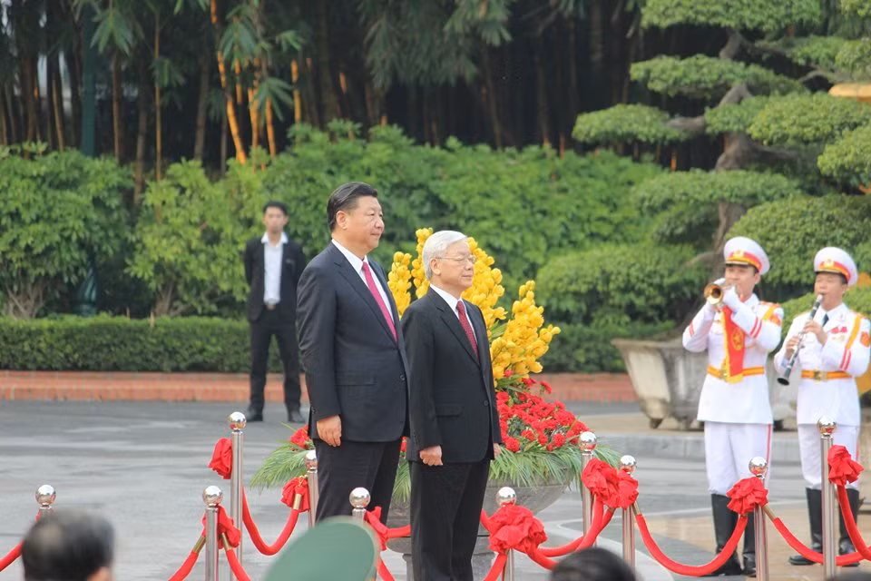Hai nhà lãnh đạo Việt Nam - Trung Quốc bước lên bục danh dự để thực hiện nghi thức chào cờ, cử hành quốc ca hai nước, cùng lúc đó 21 phát đại bác ở Hoàng Thành Thăng Long đã được bắn.