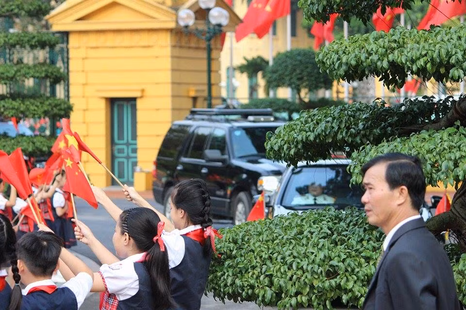 Đúng 16h, đoàn xe chở Tổng Bí thư, Chủ tịch Trung Quốc Tập Cận Bình và đoàn ngoại giao Trung Quốc di chuyển dần vào Phủ Chủ tịch.