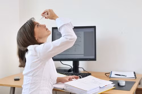5.Tác động vào kính áp tròng quá mức đôi khi có thể dẫn đến thị lực mờ do tích tụ các mảnh vỡ và protein. Điều trị thường là thay thế cho kính áp tròng cũ bằng một cặp mới hay đeo kính thường.