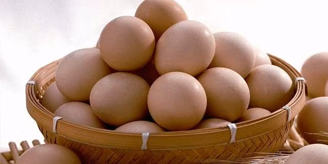 Trứng gà: Lòng trắng trứng chứa hàm lượng protein cao, lòng đỏ trứng rất giàu lecithin, triglyceride, cholesterol và hormone có tác dụng quan trọng trong sự phát triển thần kinh, tăng cường trí nhớ. Ảnh: wochacha.