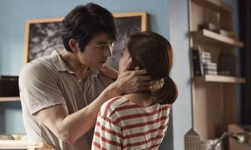 Ac mong lay chong cuong ghen: Di tam 30 phut cung phai cam dien thoai de nghe