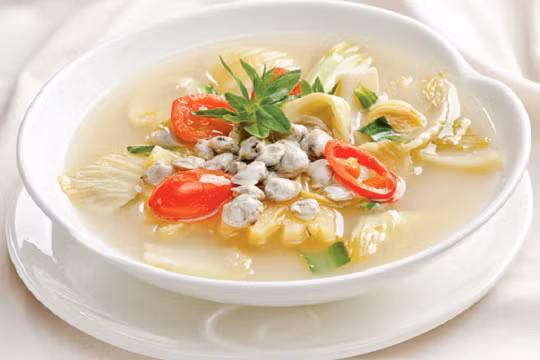 4. Canh hến linh chi: Theo Đông y, linh cho có vị ngọt, tính ôn, rất có ích với người mất ngủ, mệt mỏi. Thịt hến có tính lạnh, không độc, ăn vào giúp nhuận tràng, an thần. Vì thế người bị mệt mỏi mất ngủ hay tiêu hoá kém ăn canh hến linh chi rất tốt. Cách nấu: Linh chi thái lát mỏng cho vào nồi đất đun sôi khoảng hơn 1 giờ. Sau đó lọc linh chi lấy nước, bỏ bã. Hến mua về làm sạch, nấu chung với nước linh chi. Đến khi hến chín thì cho thêm đường phèn vào, đun nhẹ cho tới khi đường phèn tan hết là xong món canh hến linh chi.