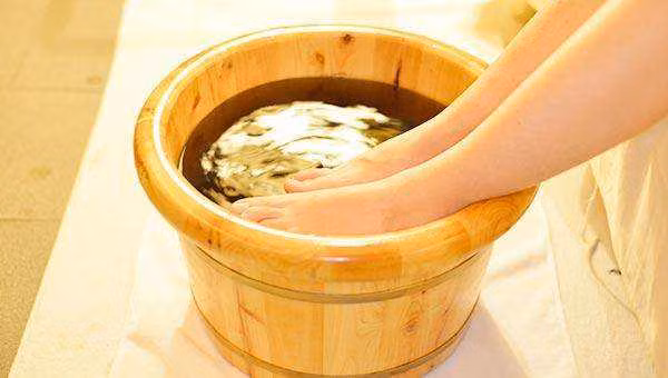 Trị chứng ù tai, khó ngủ: Trước khi đi ngủ lấy nước nóng 40 độ C, thêm chút giấm trắng ngâm chân trong vòng 30 phút sẽ giúp kích thích huyệt đạo, thúc đẩy tuần hoàn máu giúp trị chứng ù tai, mất ngủ. Ảnh: baidu.