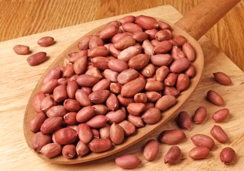 Trị nóng dạ dày: Sau khi ăn, nhiều người thường gặp chứng ợ nóng là do dạ dày dư axit pantothenic. Rất đơn giản và rẻ tiền, bạn chỉ cần nhai từ 3- 5 hạt lạc sống sẽ có hiệu quả tức thì. Lạc sống nhai kỹ vào dạ dày sẽ tạo nên một dịch thể đậm đặc như tương giúp ức chế dạ dày tiết acid. Ảnh: oh100.